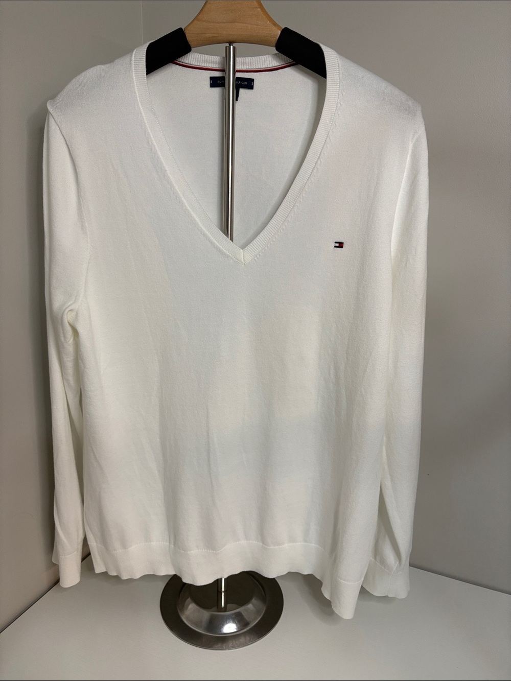 Tommy Hilfiger Women's White V-Neck Sweater with Flag Logo